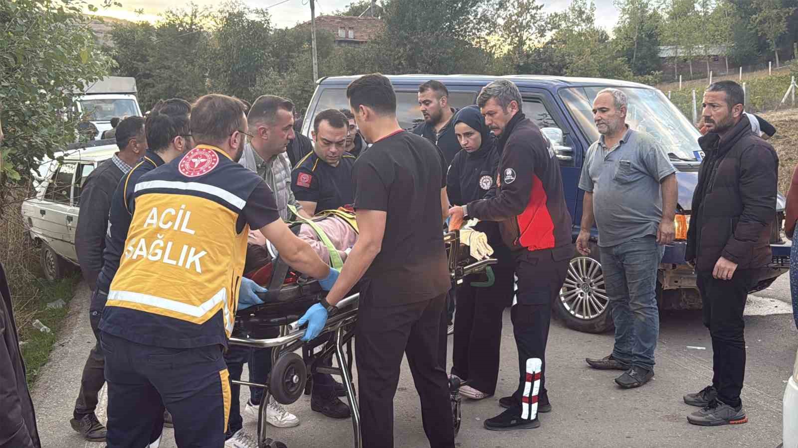erbaada-minibus-ile-otomobil-carpisti-5-yarali