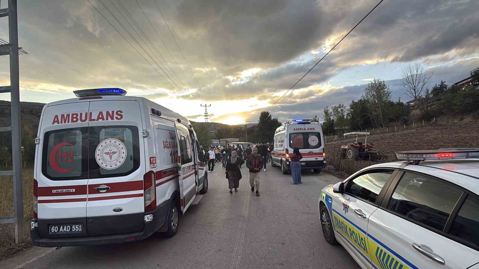 erbaada-minibus-ile-otomobil-carpisti-5-yarali