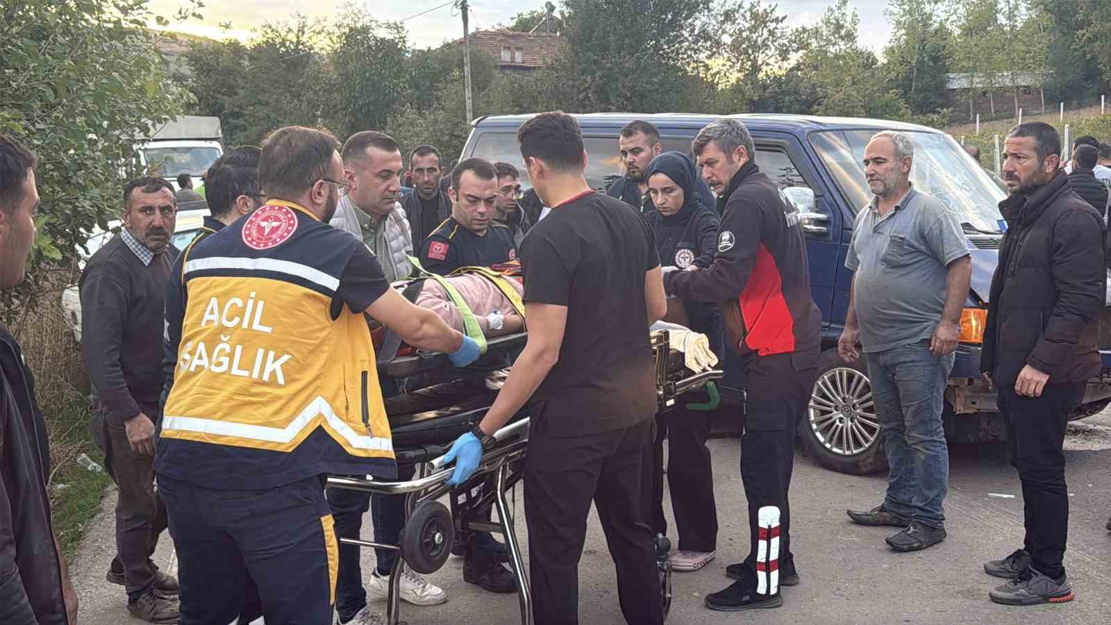 erbaada-minibus-ile-otomobil-carpisti-5-yarali