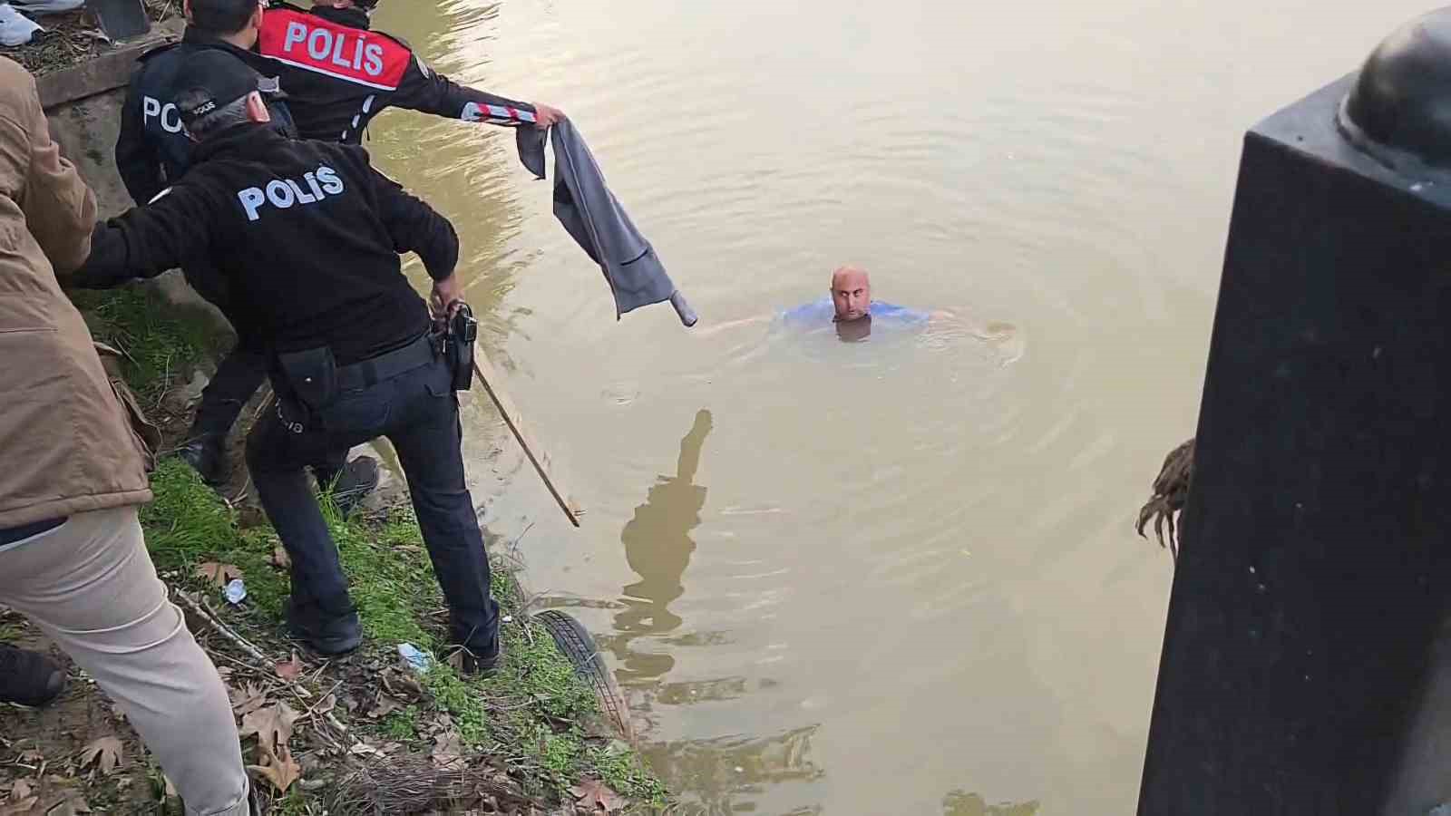 esiyle-tartisti-irmaga-atladi