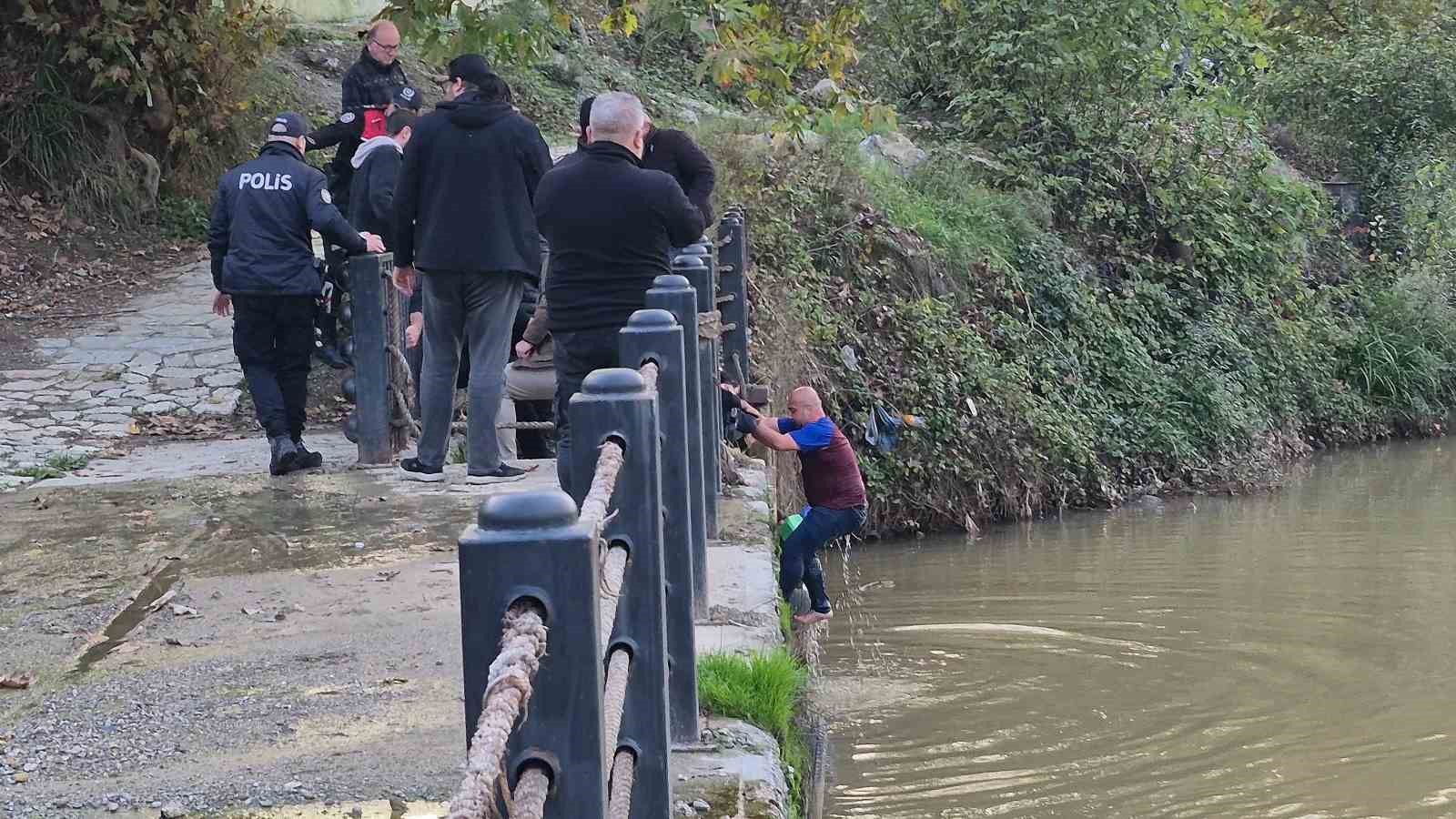 esiyle-tartisti-irmaga-atladi