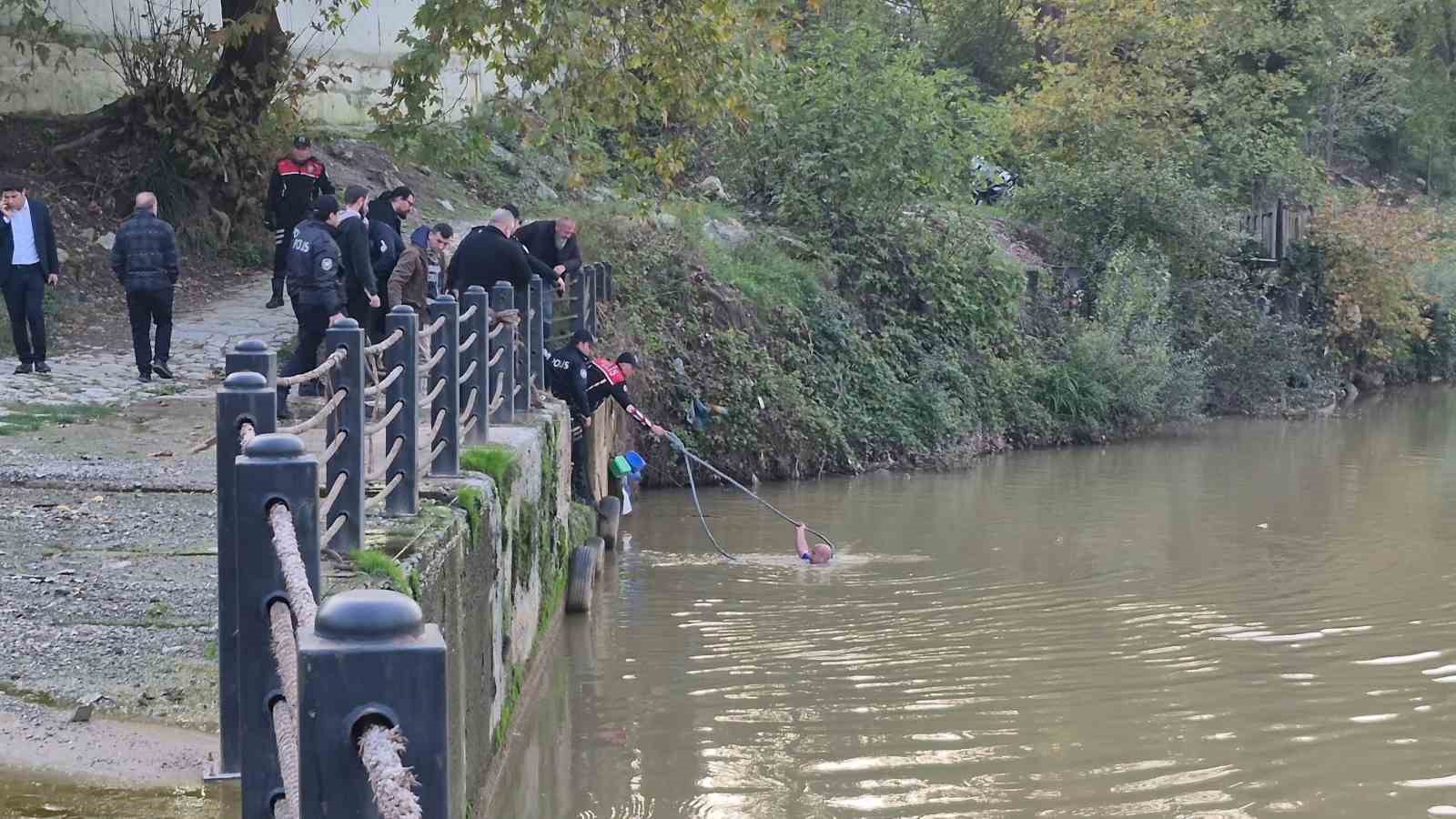 esiyle-tartisti-irmaga-atladi