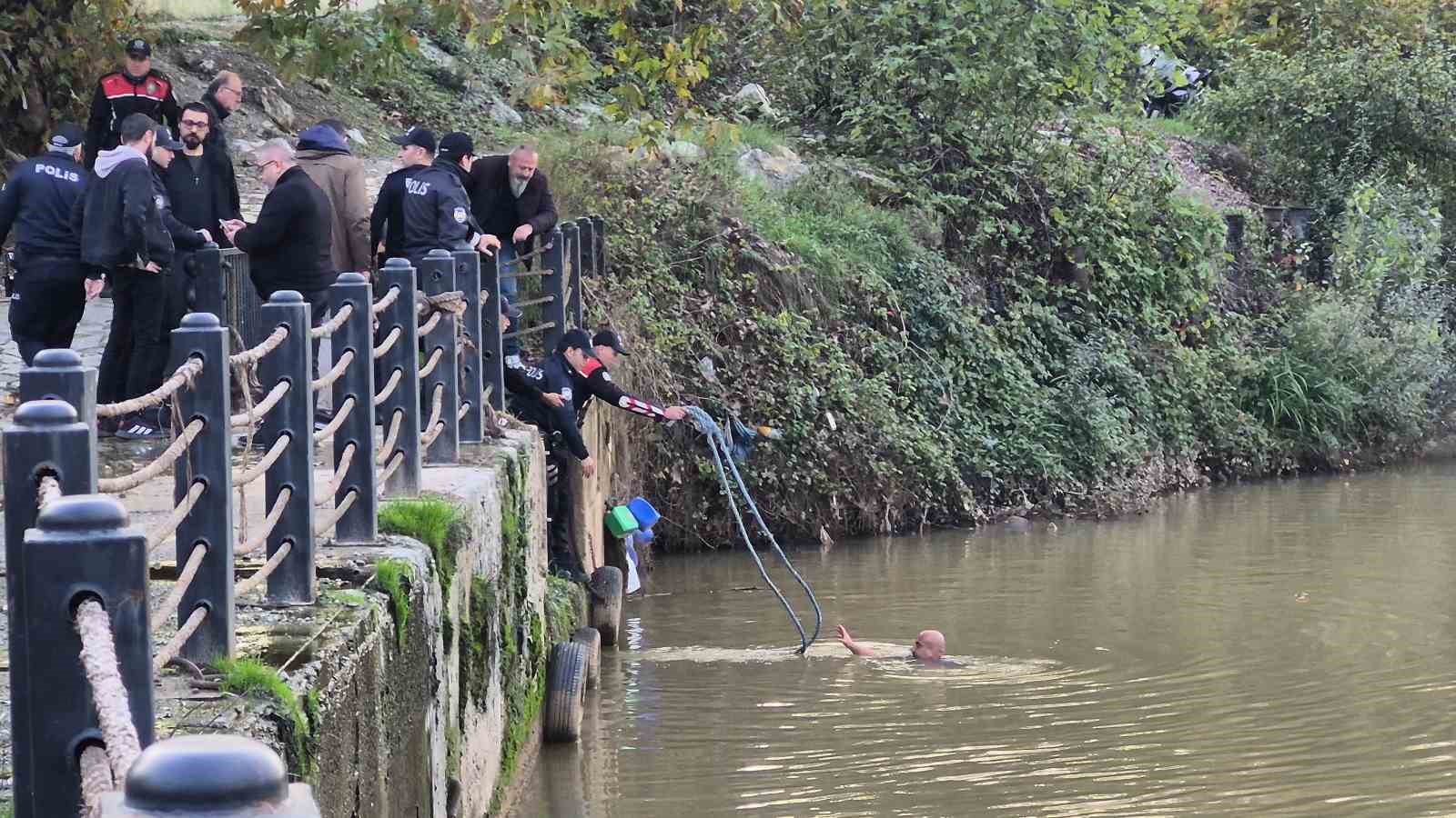 esiyle-tartisti-irmaga-atladi