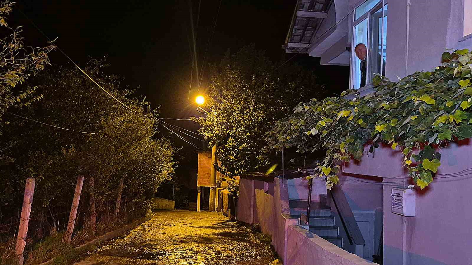 gece-yarisi-patlayan-su-borusu-panige-neden-oldu
