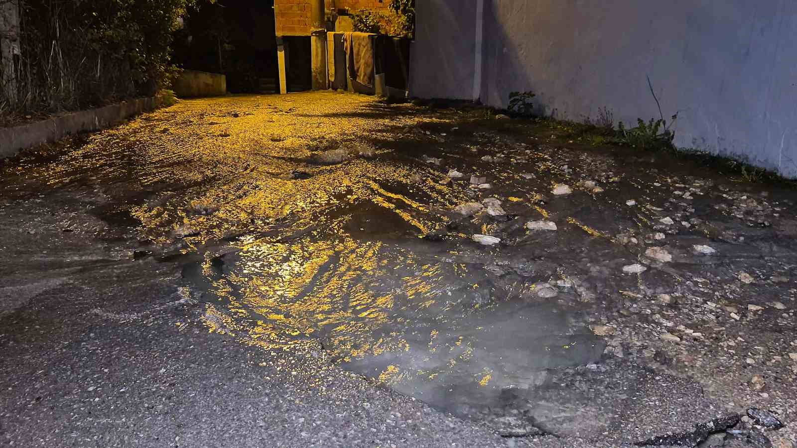 gece-yarisi-patlayan-su-borusu-panige-neden-oldu