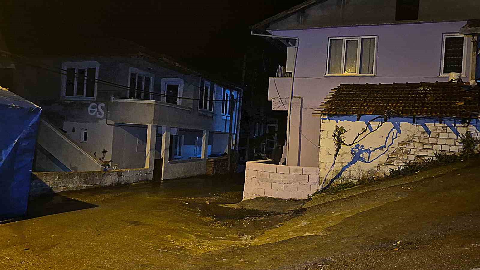 gece-yarisi-patlayan-su-borusu-panige-neden-oldu