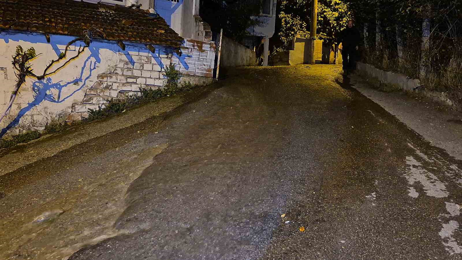 gece-yarisi-patlayan-su-borusu-panige-neden-oldu