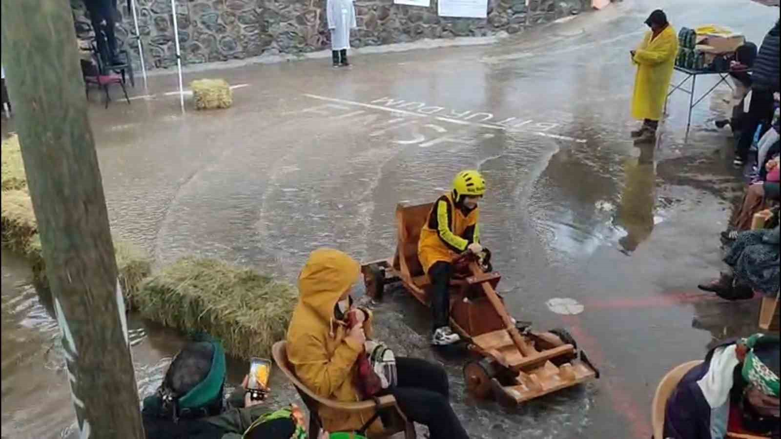 geleneksel-tahta-araba-yarislarina-yagmur-da-engel-olamadi