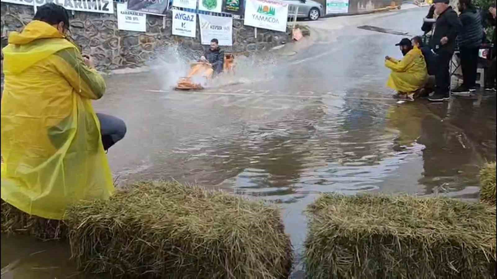 geleneksel-tahta-araba-yarislarina-yagmur-da-engel-olamadi