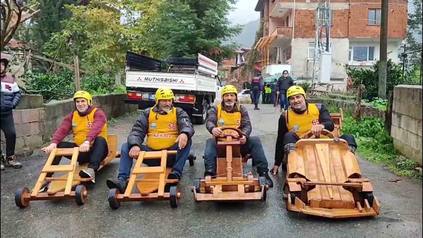 geleneksel-tahta-araba-yarislarina-yagmur-da-engel-olamadi