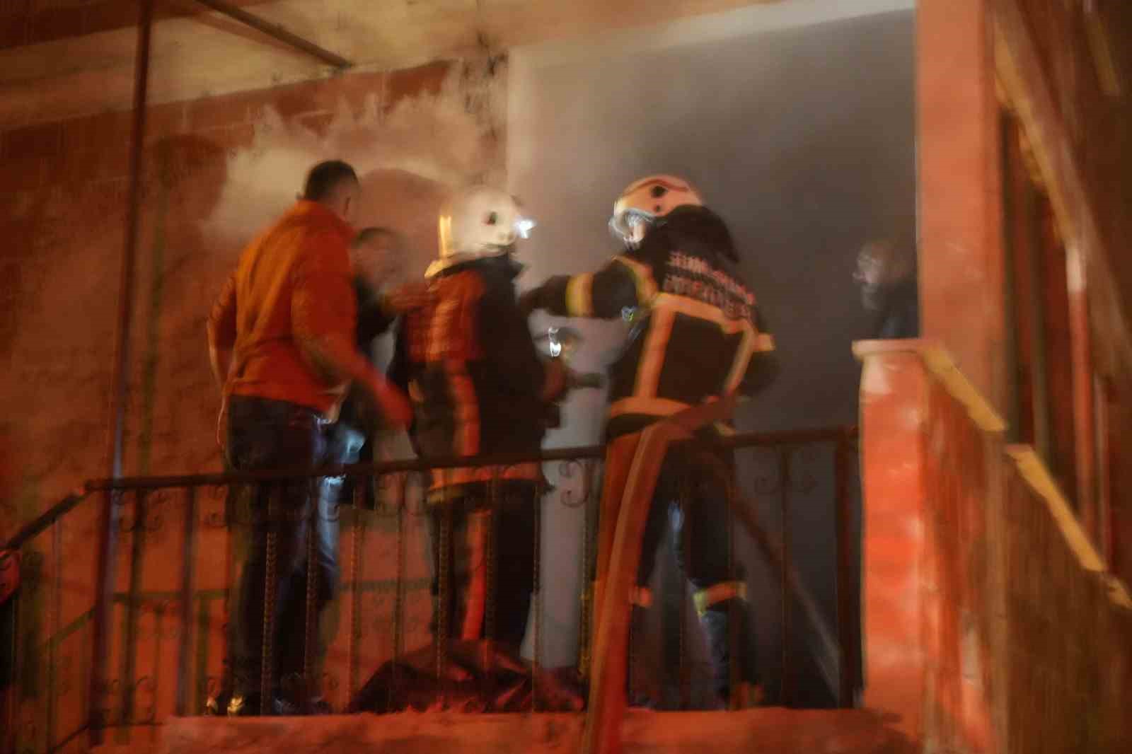 gumushanede-4-katli-binada-cikan-yangin-panige-neden-oldu