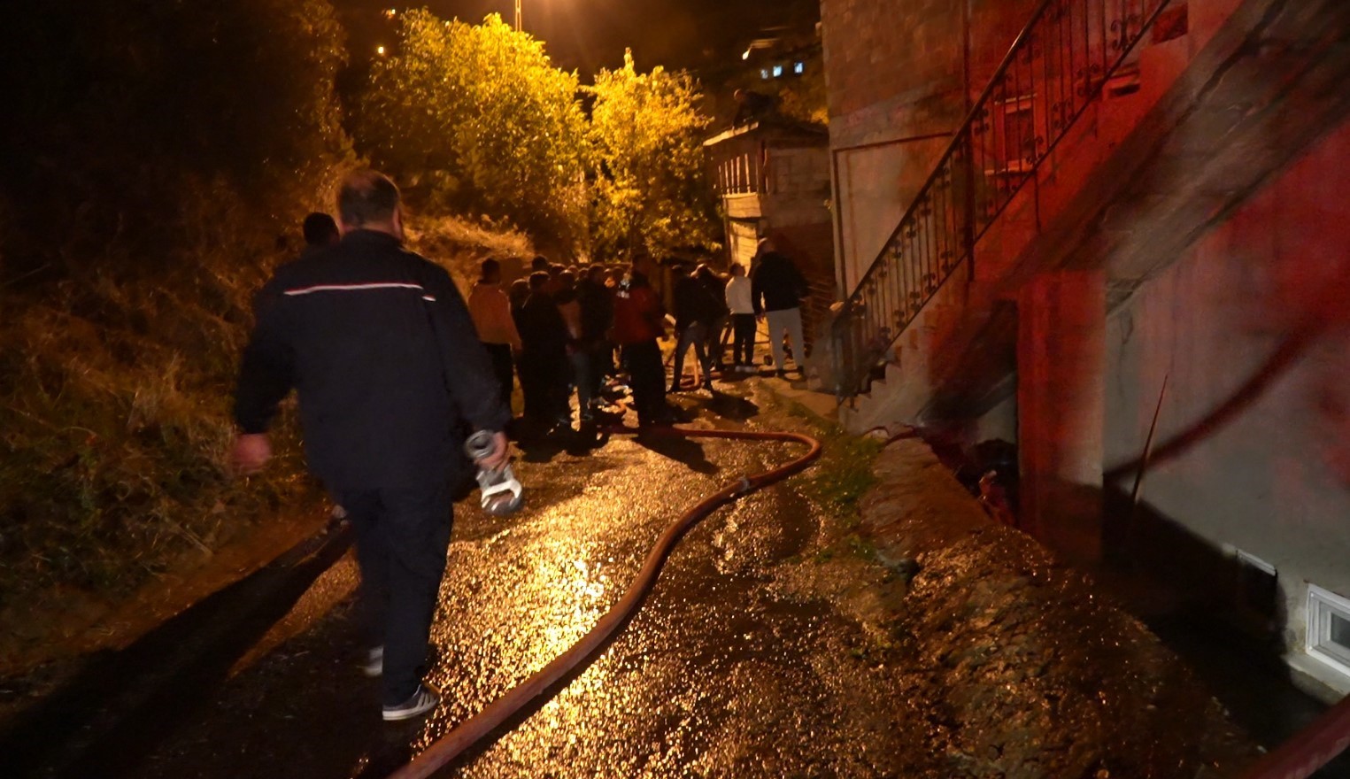 gumushanede-4-katli-binada-cikan-yangin-panige-neden-oldu