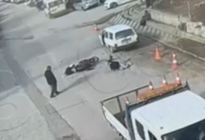 hatali-sollama-yapan-motosiklete-otomobil-carpti