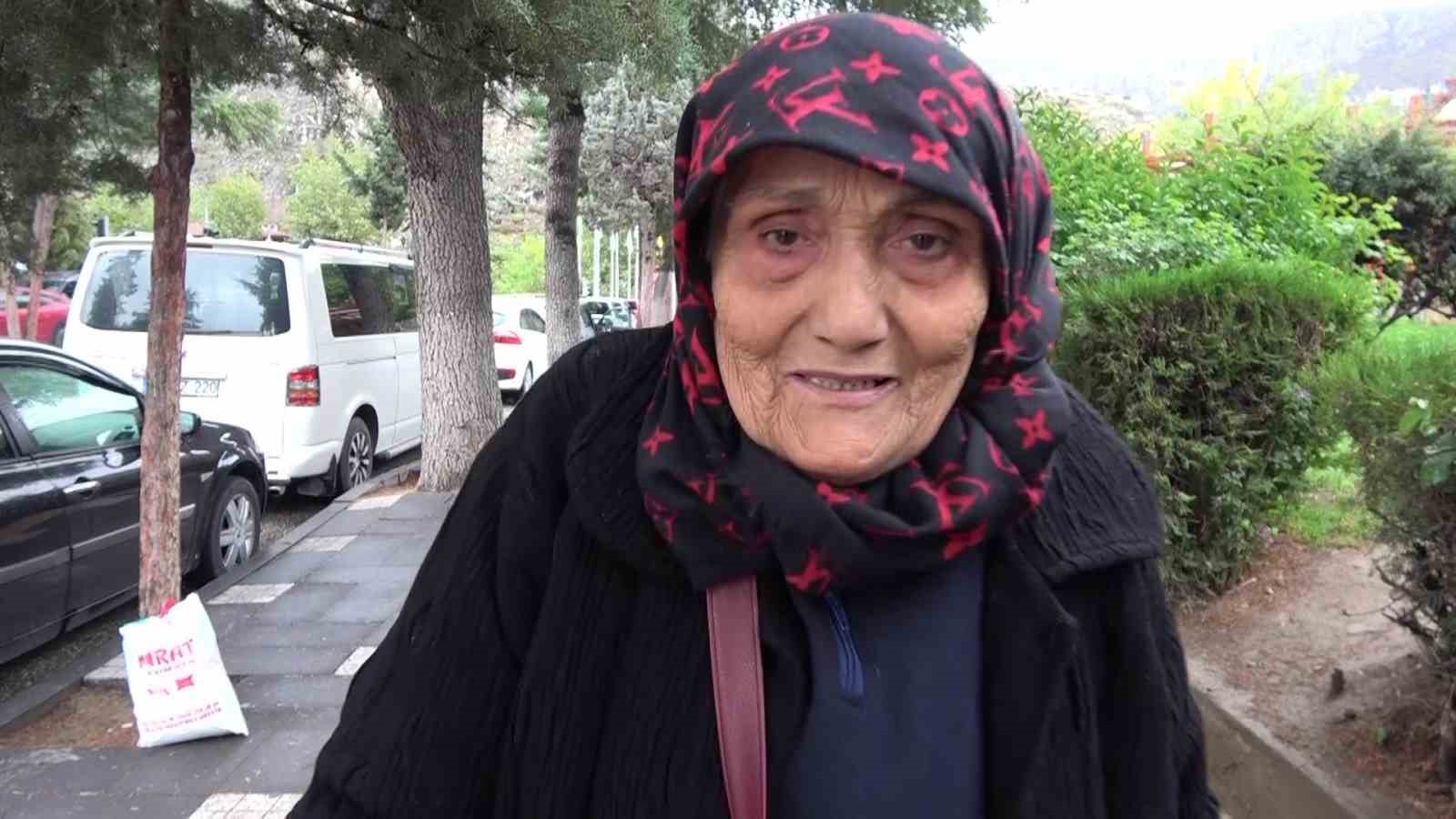 hayirli-evlat-bankaya-camurlu-girmesin-diye-annesinin-ayakkabisini-elleriyle-temizledi