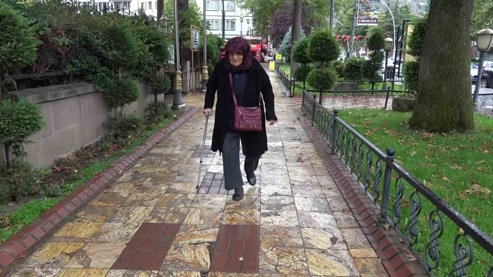 hayirli-evlat-bankaya-camurlu-girmesin-diye-annesinin-ayakkabisini-elleriyle-temizledi