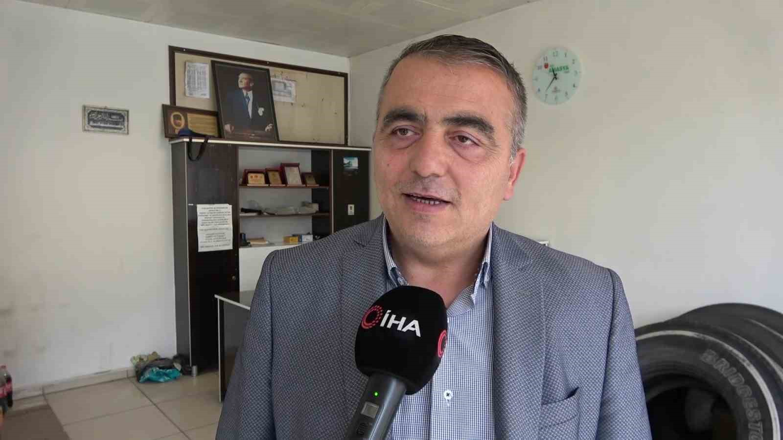 hayirli-evlat-bankaya-camurlu-girmesin-diye-annesinin-ayakkabisini-elleriyle-temizledi