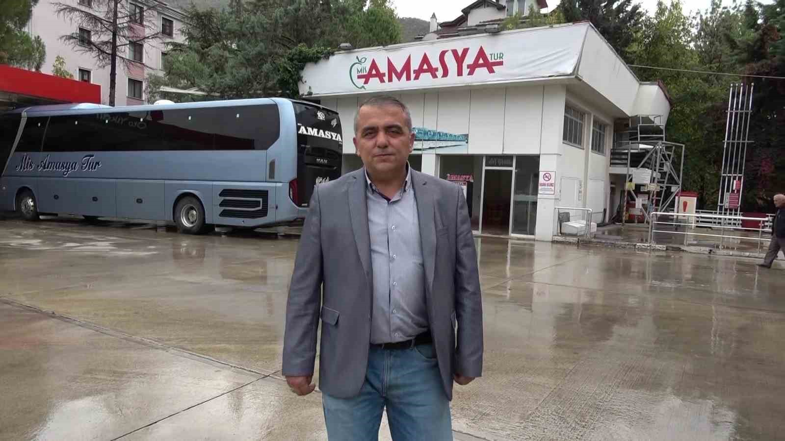 hayirli-evlat-bankaya-camurlu-girmesin-diye-annesinin-ayakkabisini-elleriyle-temizledi