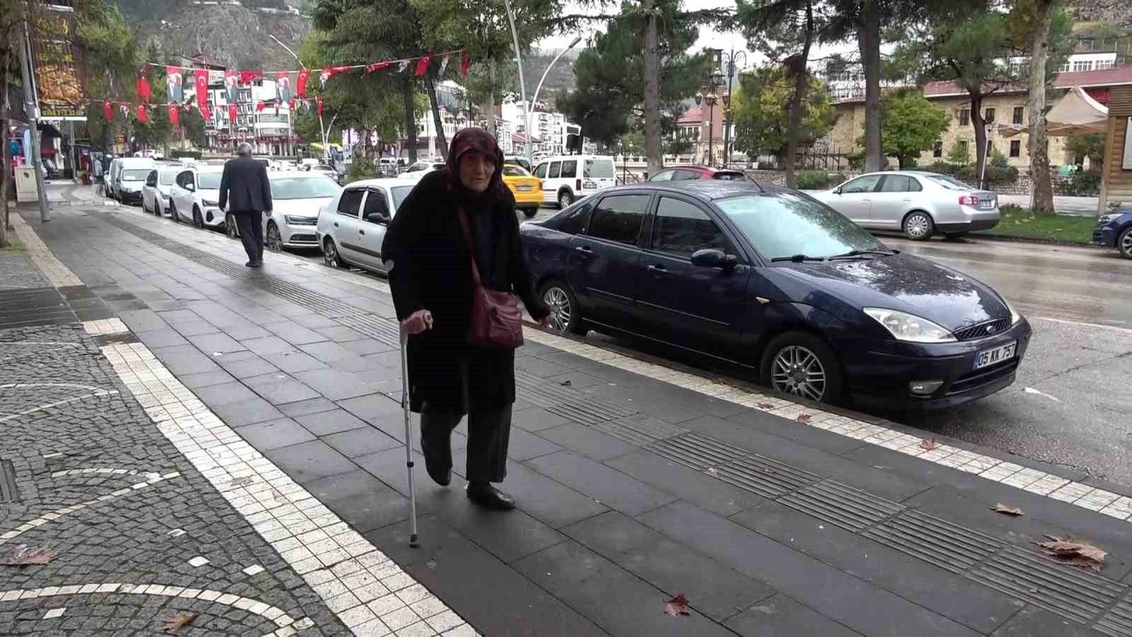 hayirli-evlat-bankaya-camurlu-girmesin-diye-annesinin-ayakkabisini-elleriyle-temizledi