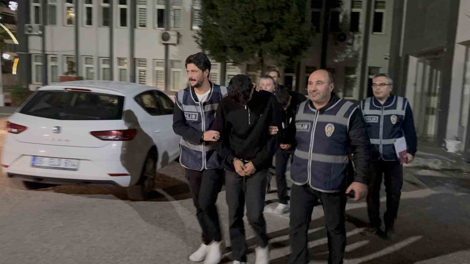 iki-vatandasi-1-milyon-800-bin-tl-dolandirdilar-polisin-takibiyle-yakalandilar