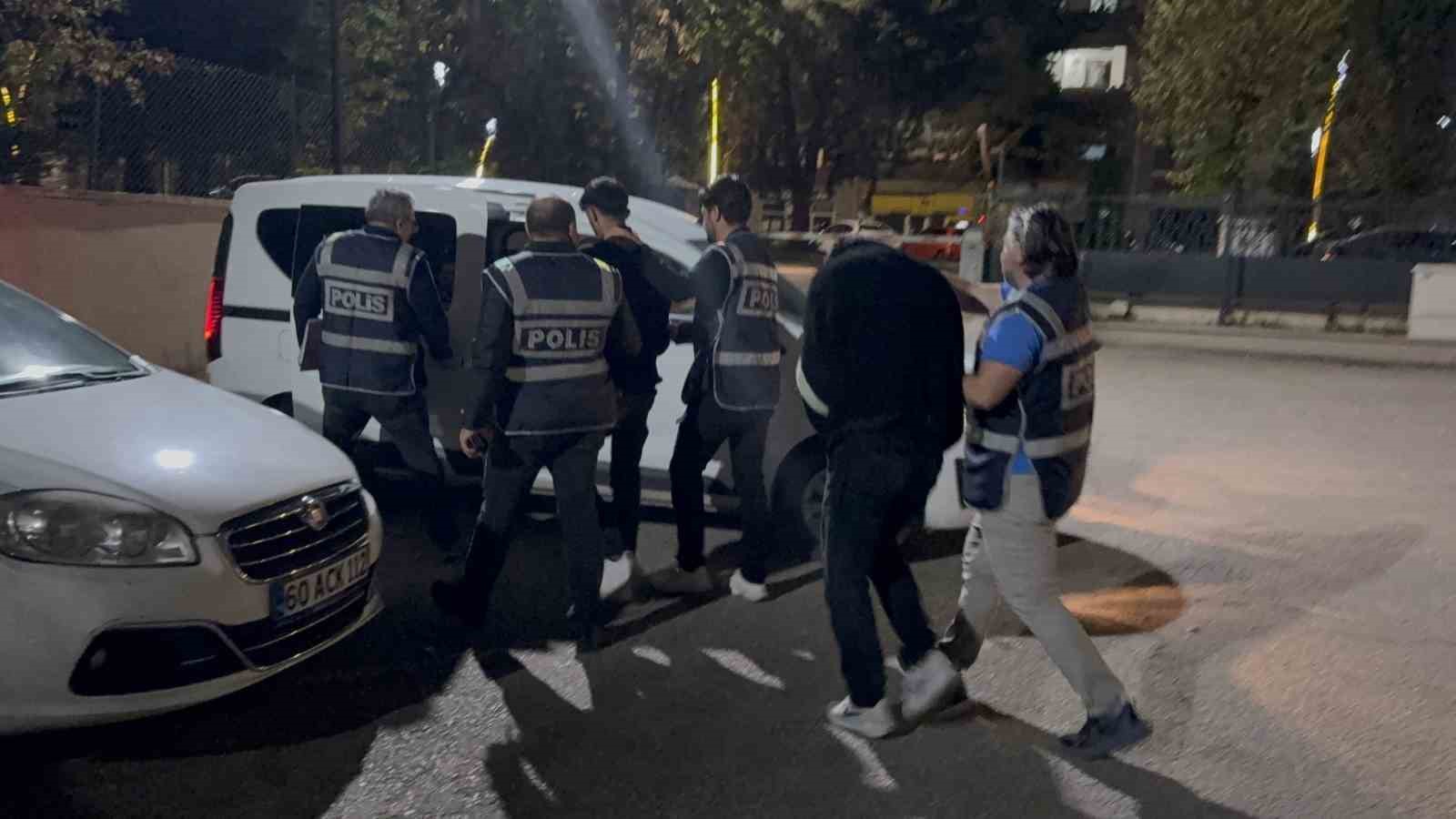 iki-vatandasi-1-milyon-800-bin-tl-dolandirdilar-polisin-takibiyle-yakalandilar