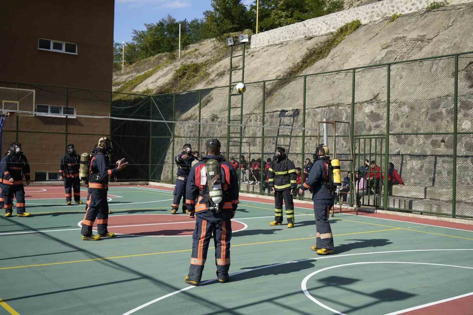itfaiye-kostumuyle-voleybol-oynadilar-nefes-kontrolu-yaptilar