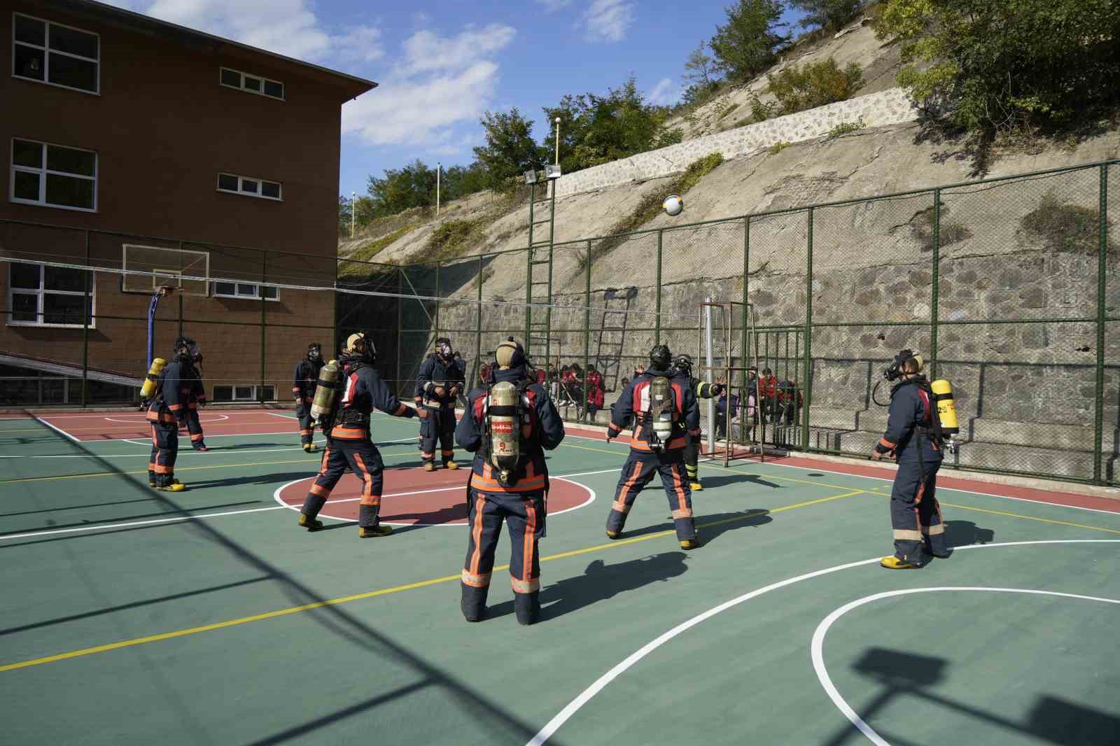 itfaiye-kostumuyle-voleybol-oynadilar-nefes-kontrolu-yaptilar