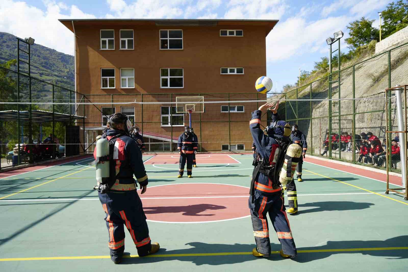 itfaiye-kostumuyle-voleybol-oynadilar-nefes-kontrolu-yaptilar