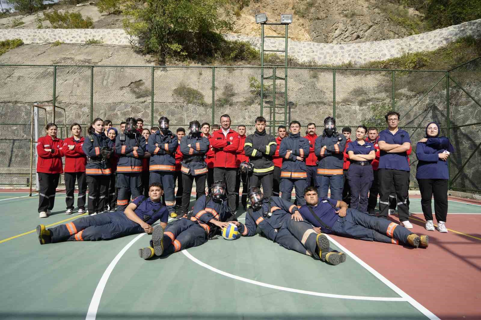 itfaiye-kostumuyle-voleybol-oynadilar-nefes-kontrolu-yaptilar