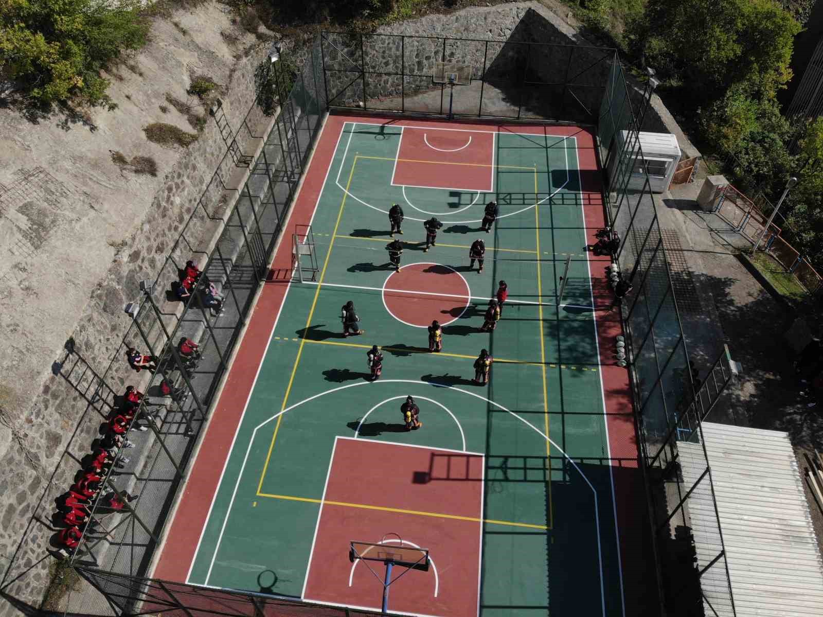 itfaiye-kostumuyle-voleybol-oynadilar-nefes-kontrolu-yaptilar