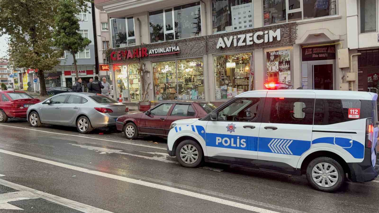 kapi-camini-kirip-girdigi-avizeci-dukkaninda-uyuya-kalinca-yakalandi