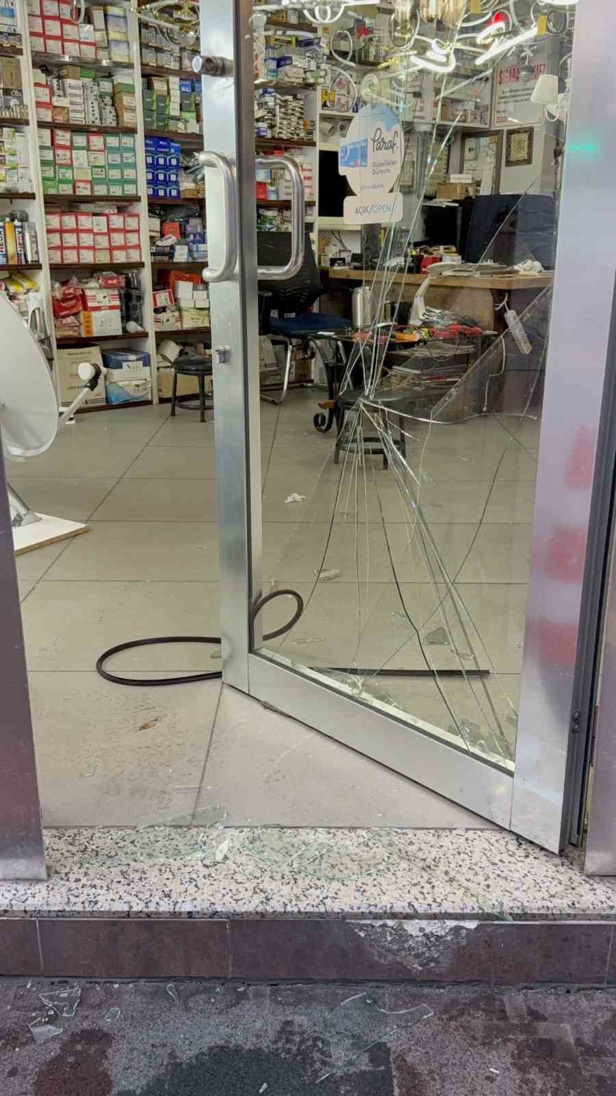 kapi-camini-kirip-girdigi-avizeci-dukkaninda-uyuya-kalinca-yakalandi