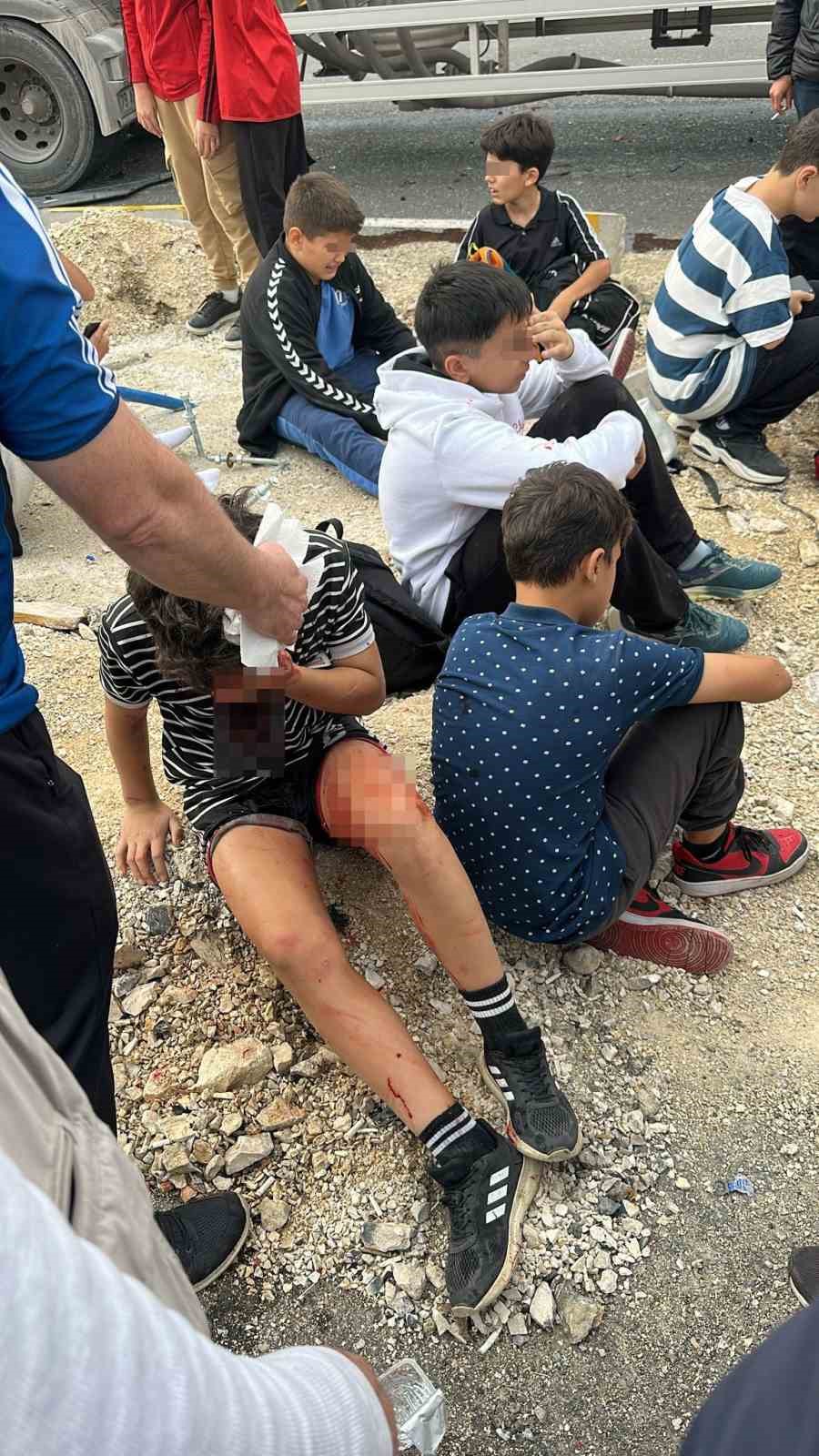 karabukte-tir-ile-minibus-carpisti-9-ogrenci-yaralandi