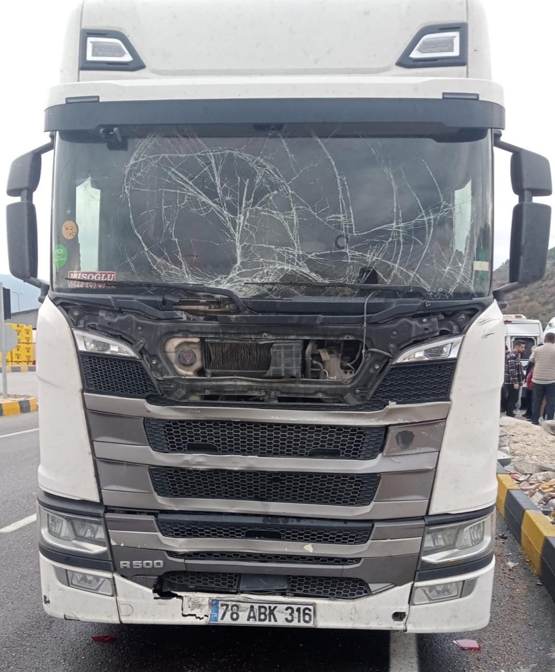 karabukte-tir-ile-minibus-carpisti-9-ogrenci-yaralandi