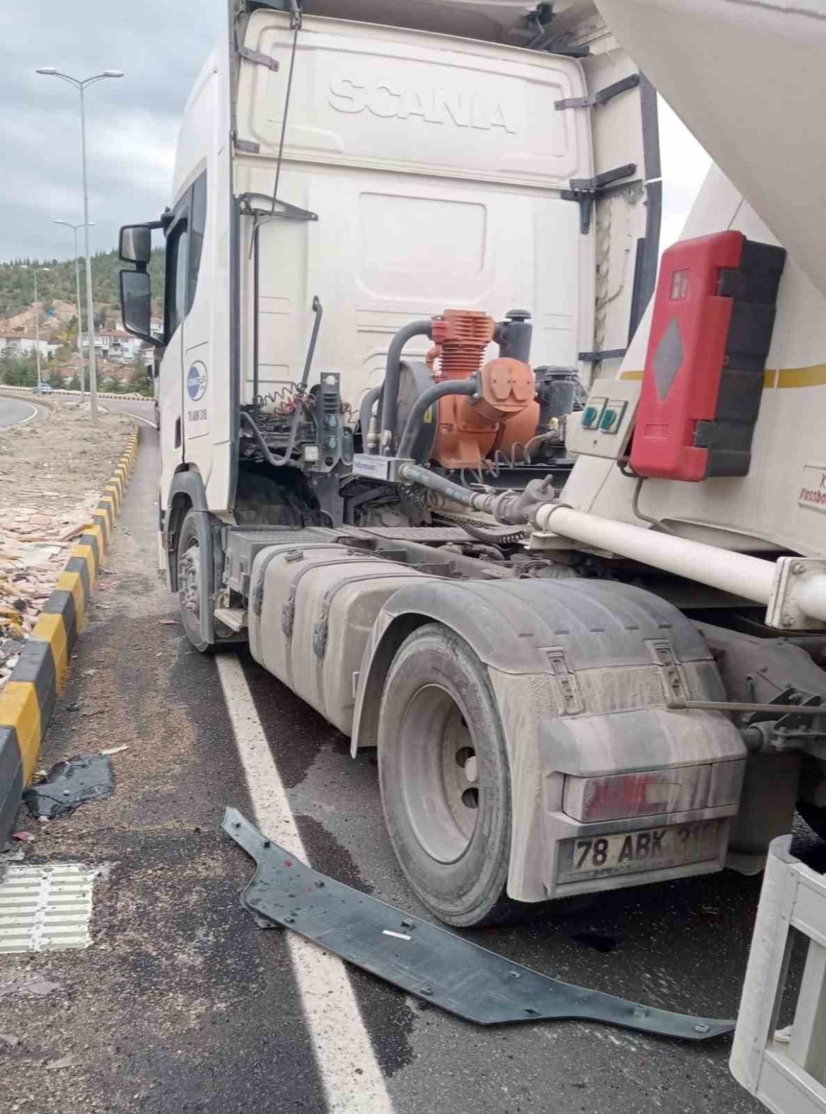 karabukte-tir-ile-minibus-carpisti-9-ogrenci-yaralandi