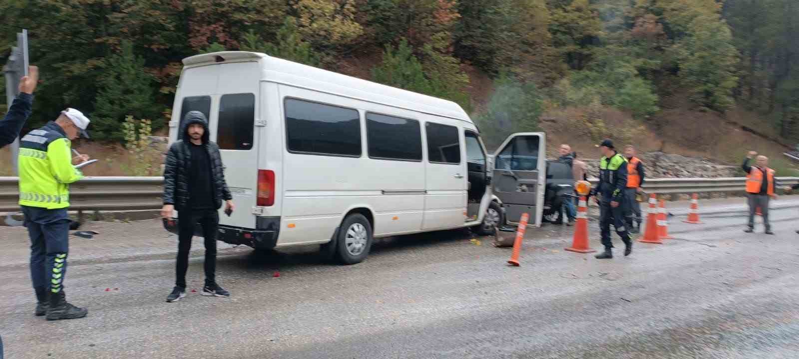 karsi-seride-gecen-minibusle-otomobil-kafa-kafaya-carpisti-1-yarali