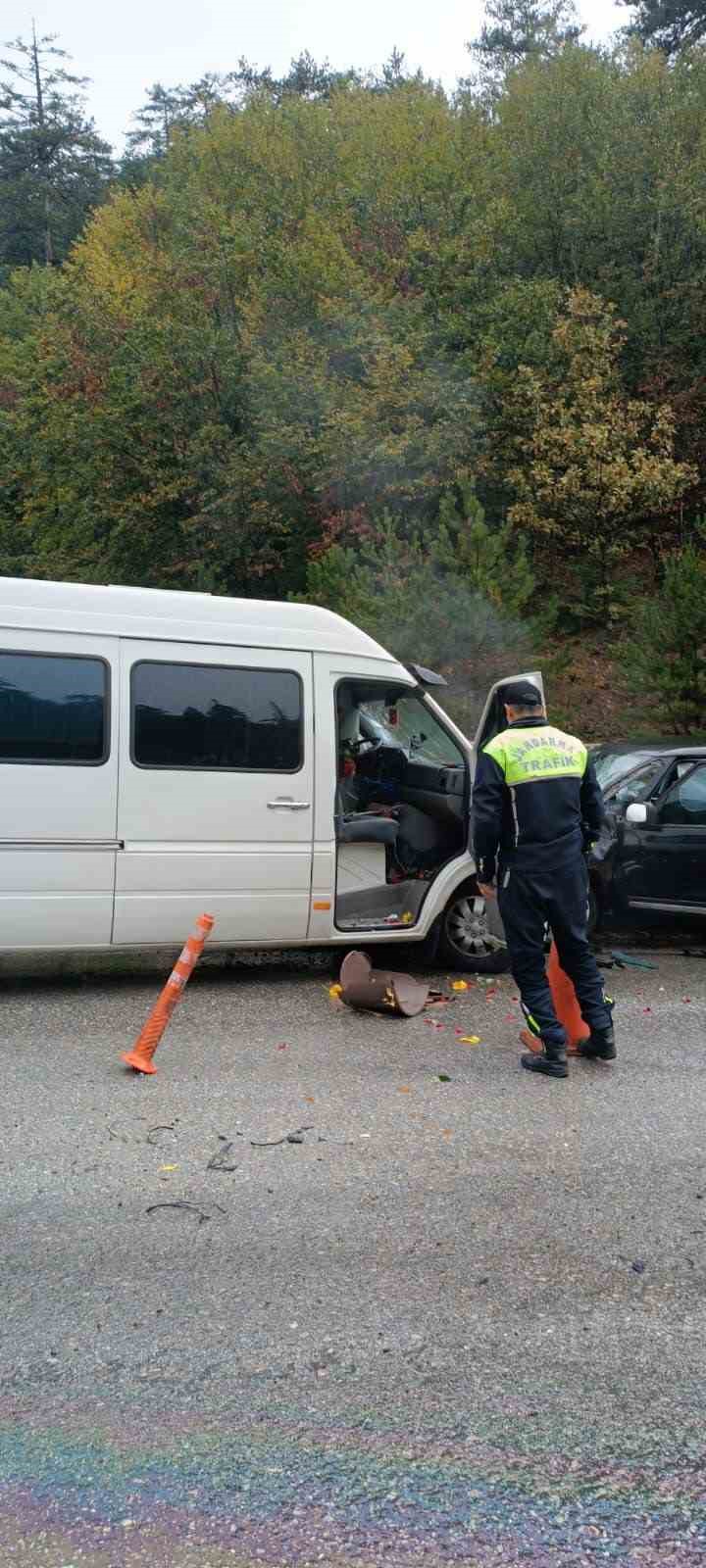 karsi-seride-gecen-minibusle-otomobil-kafa-kafaya-carpisti-1-yarali
