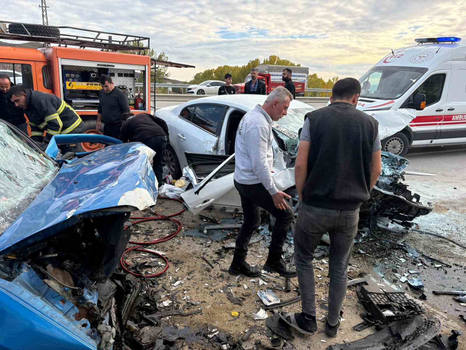 kastamonuda-iki-otomobil-carpisti-1-olu-5-yarali