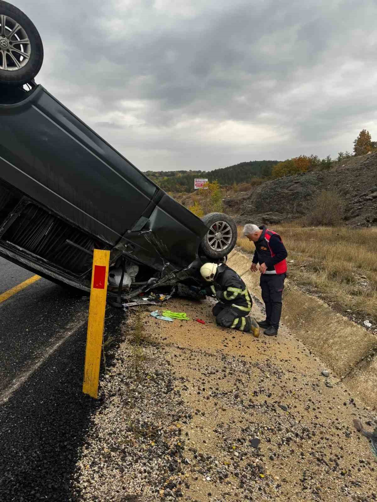 kastamonuda-takla-atan-hafif-ticari-aracin-surucusu-yaralandi