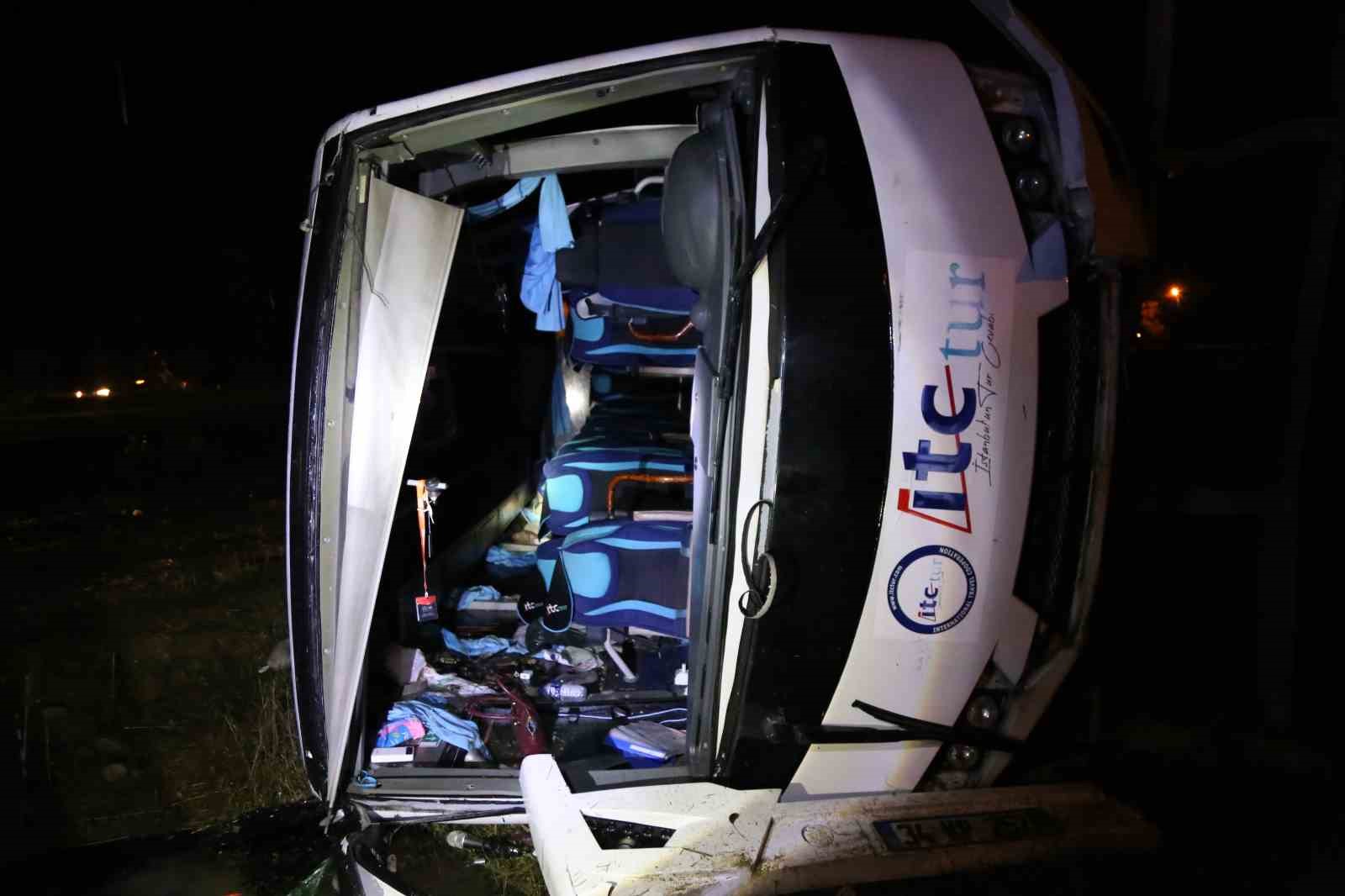 kastamonuda-tur-midibusu-devrildi-24-kisi-yaralandi