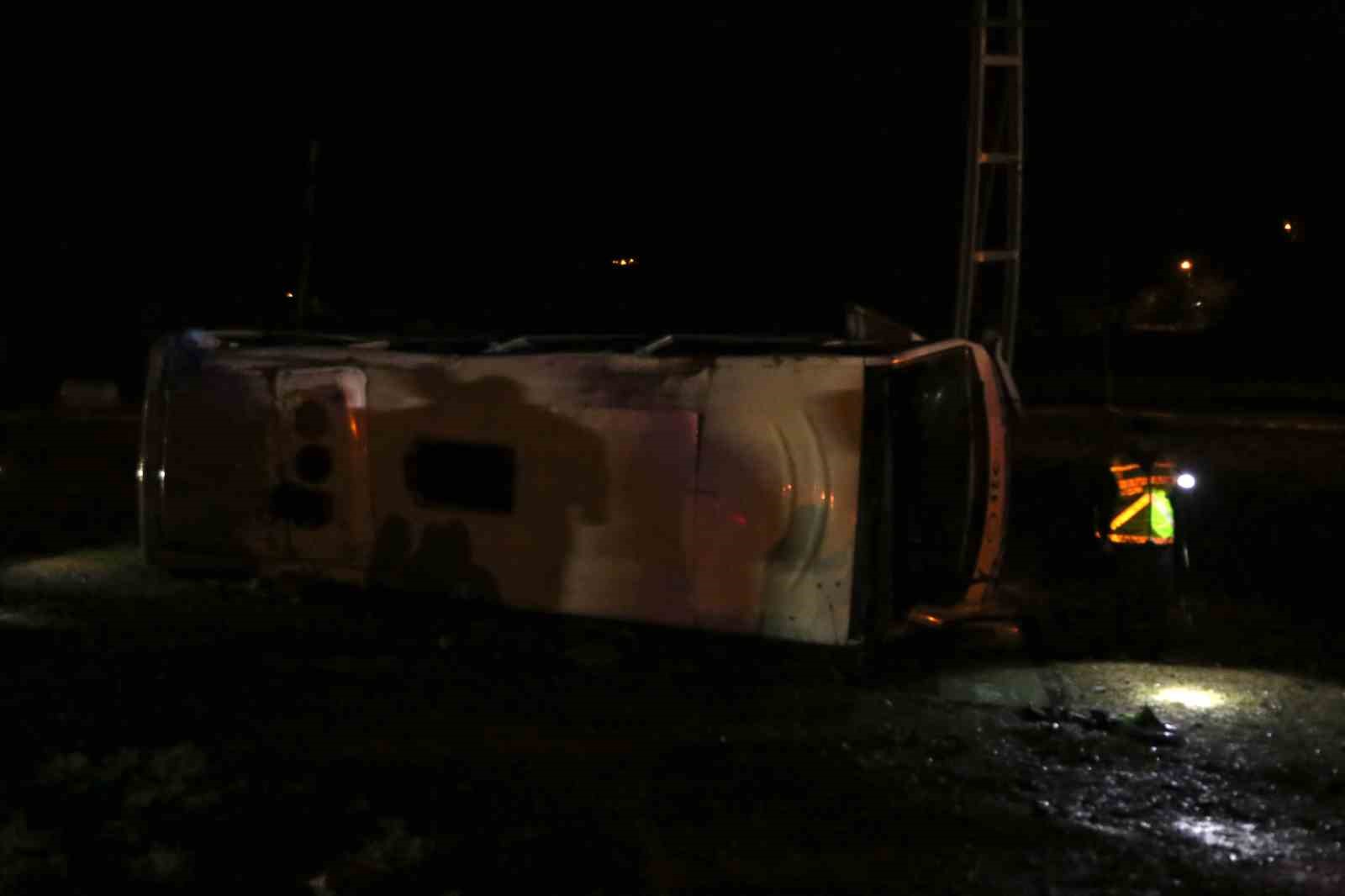 kastamonuda-tur-midibusu-devrildi-24-kisi-yaralandi