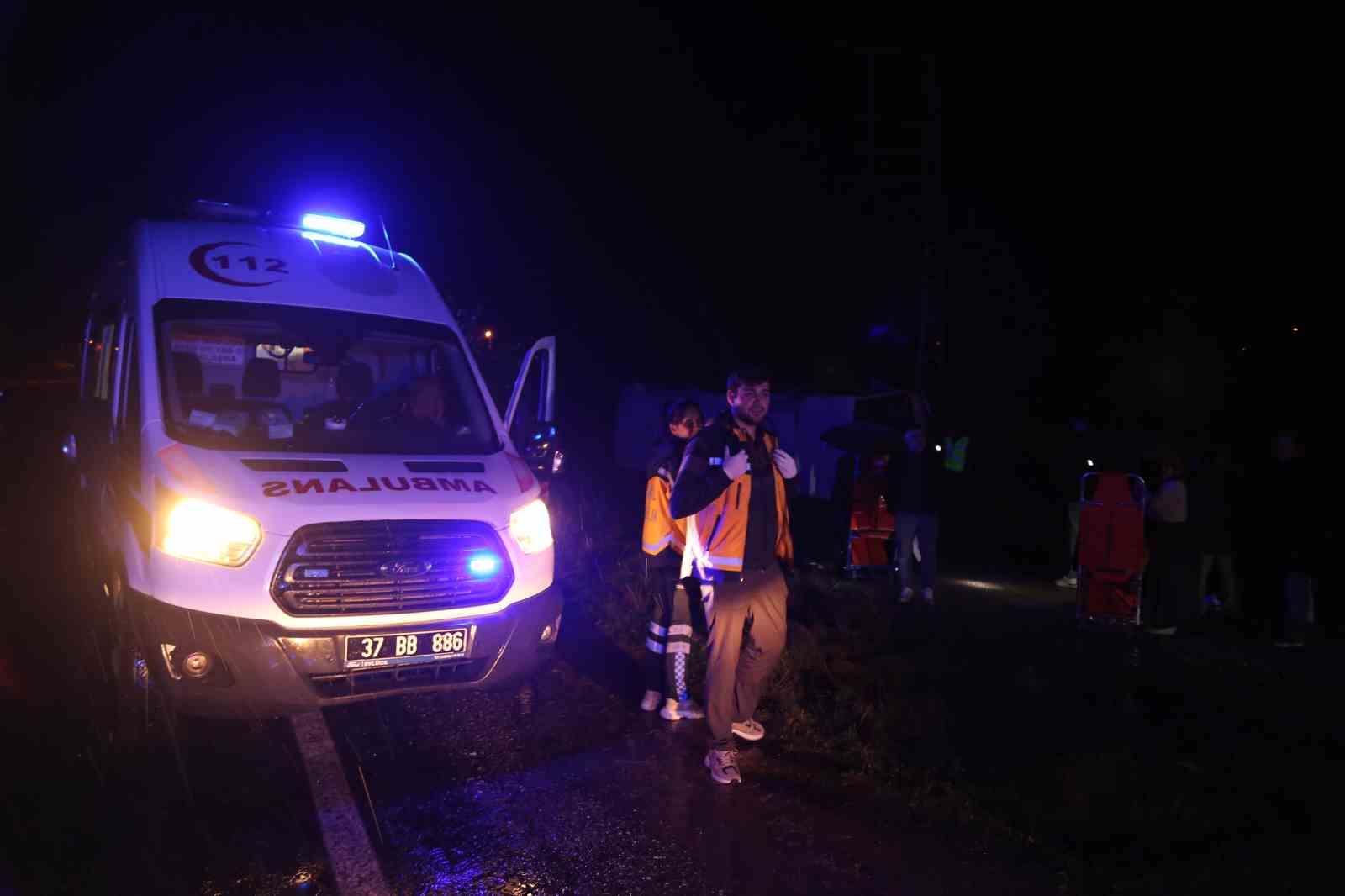 kastamonuda-tur-midibusu-devrildi-24-kisi-yaralandi