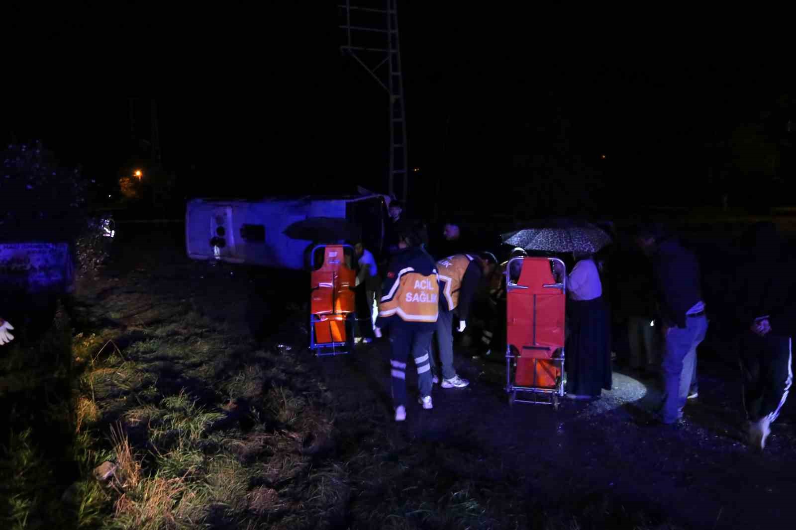 kastamonuda-tur-midibusu-devrildi-24-kisi-yaralandi