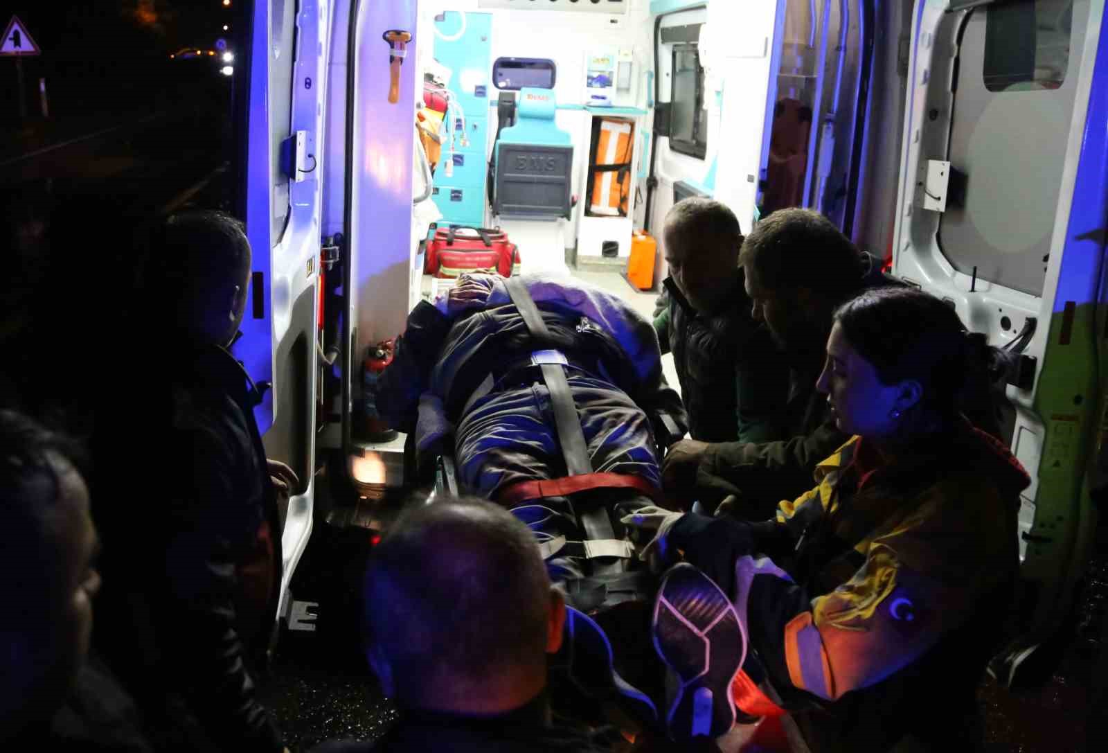 kastamonuda-tur-midibusu-devrildi-24-kisi-yaralandi