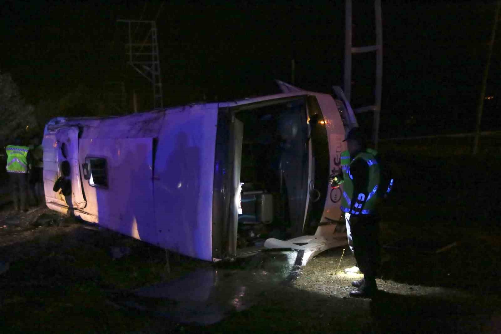 kastamonuda-tur-midibusu-devrildi-24-kisi-yaralandi