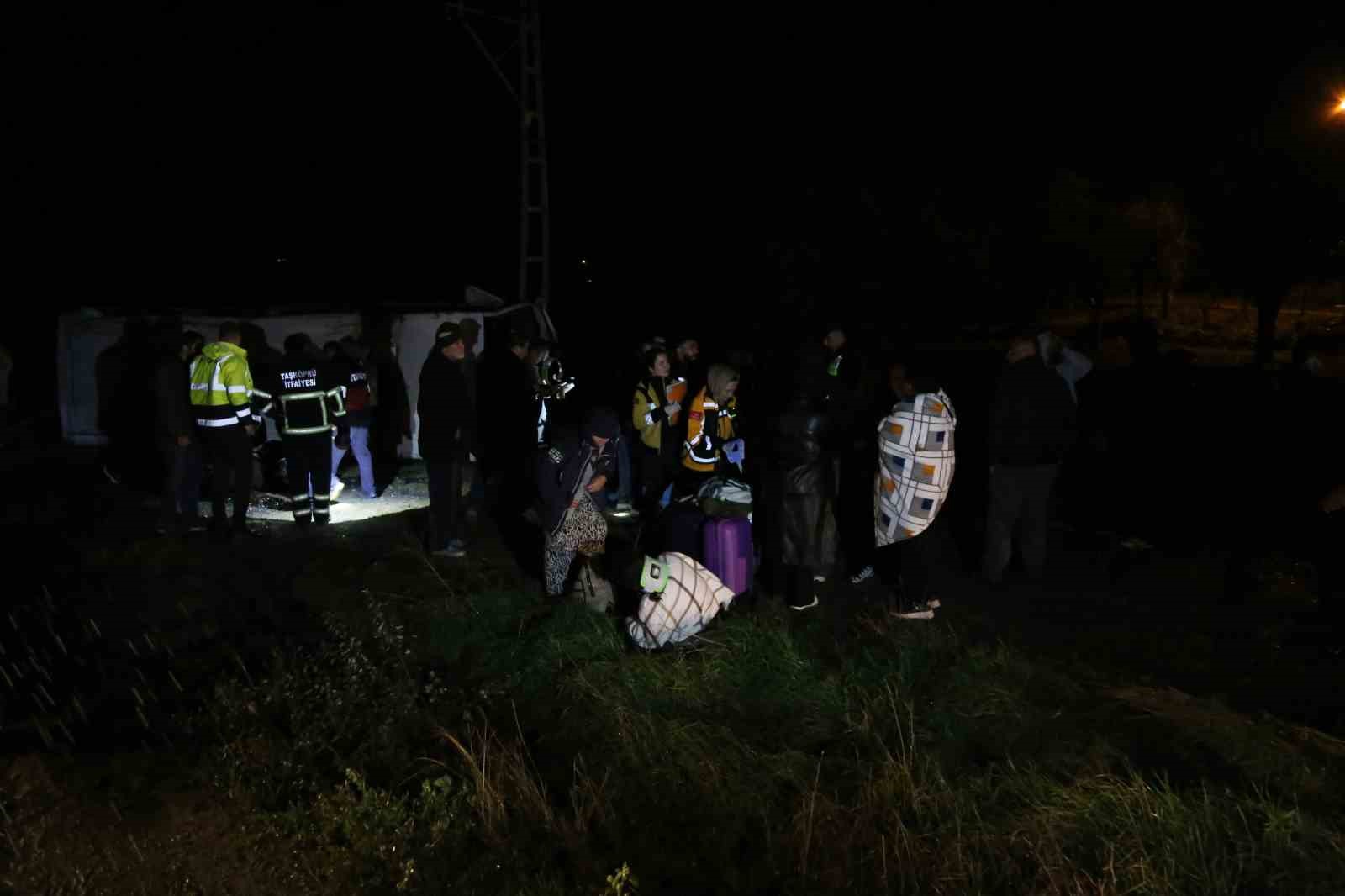 kastamonuda-tur-midibusu-devrildi-24-kisi-yaralandi