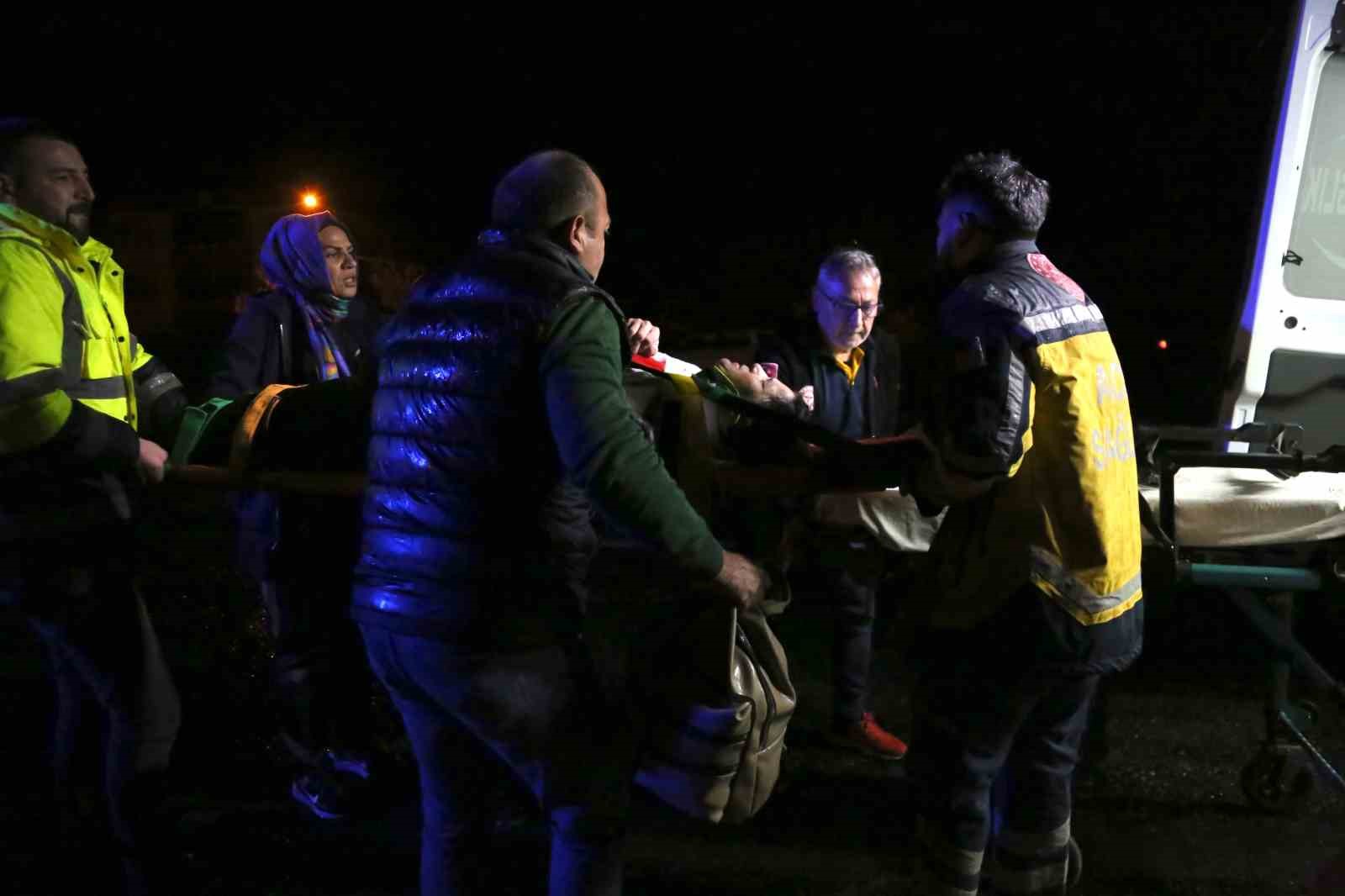 kastamonuda-tur-midibusu-devrildi-24-kisi-yaralandi