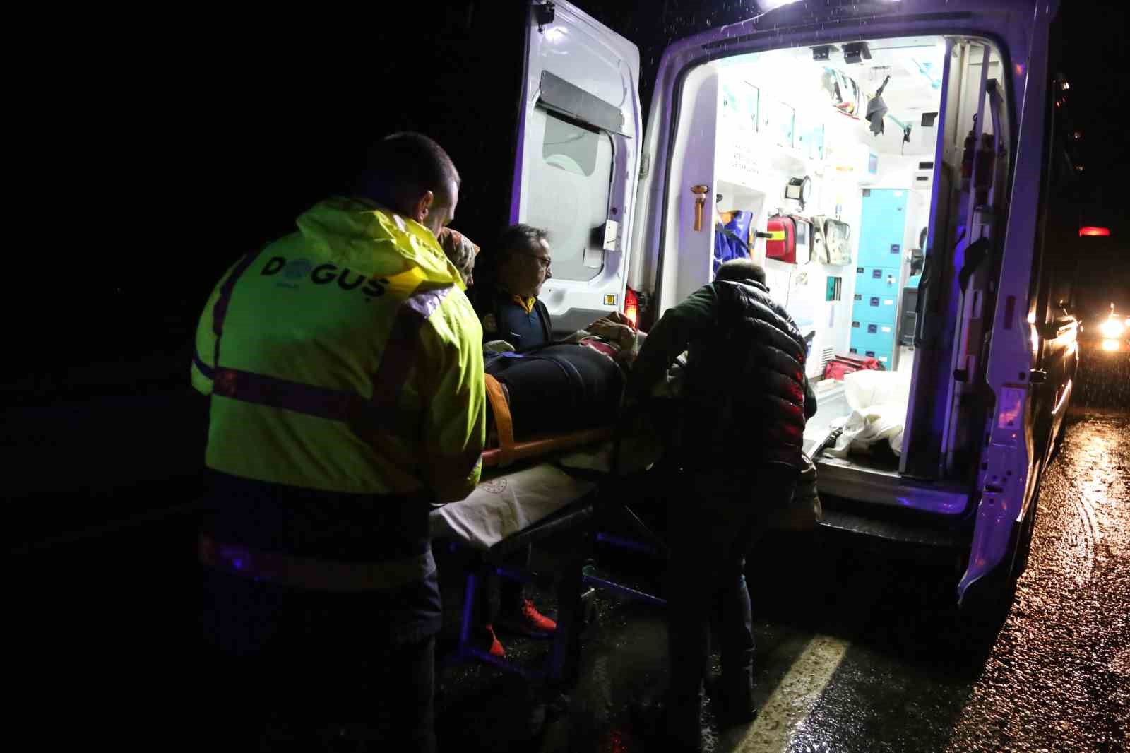 kastamonuda-tur-midibusu-devrildi-24-kisi-yaralandi