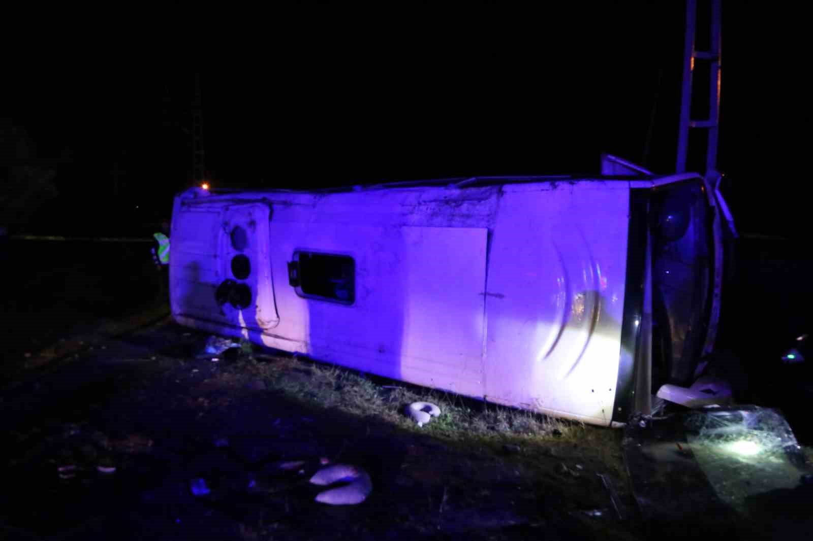 kastamonuda-tur-midibusu-devrildi-24-kisi-yaralandi