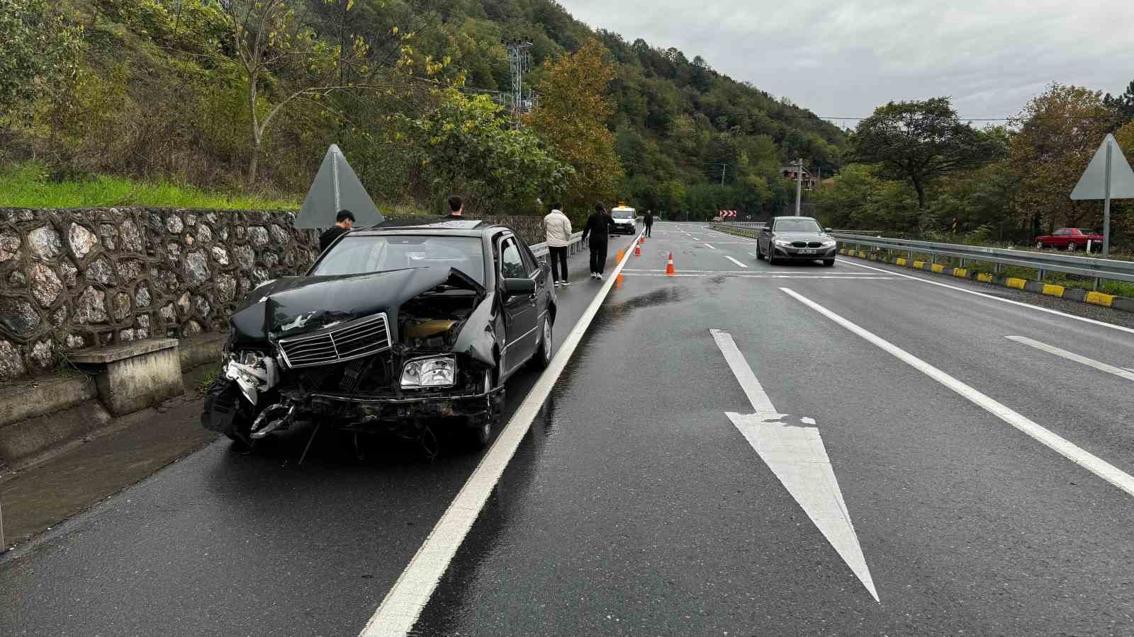 kontrolden-cikan-otomobil-bariyere-carparak-durabildi
