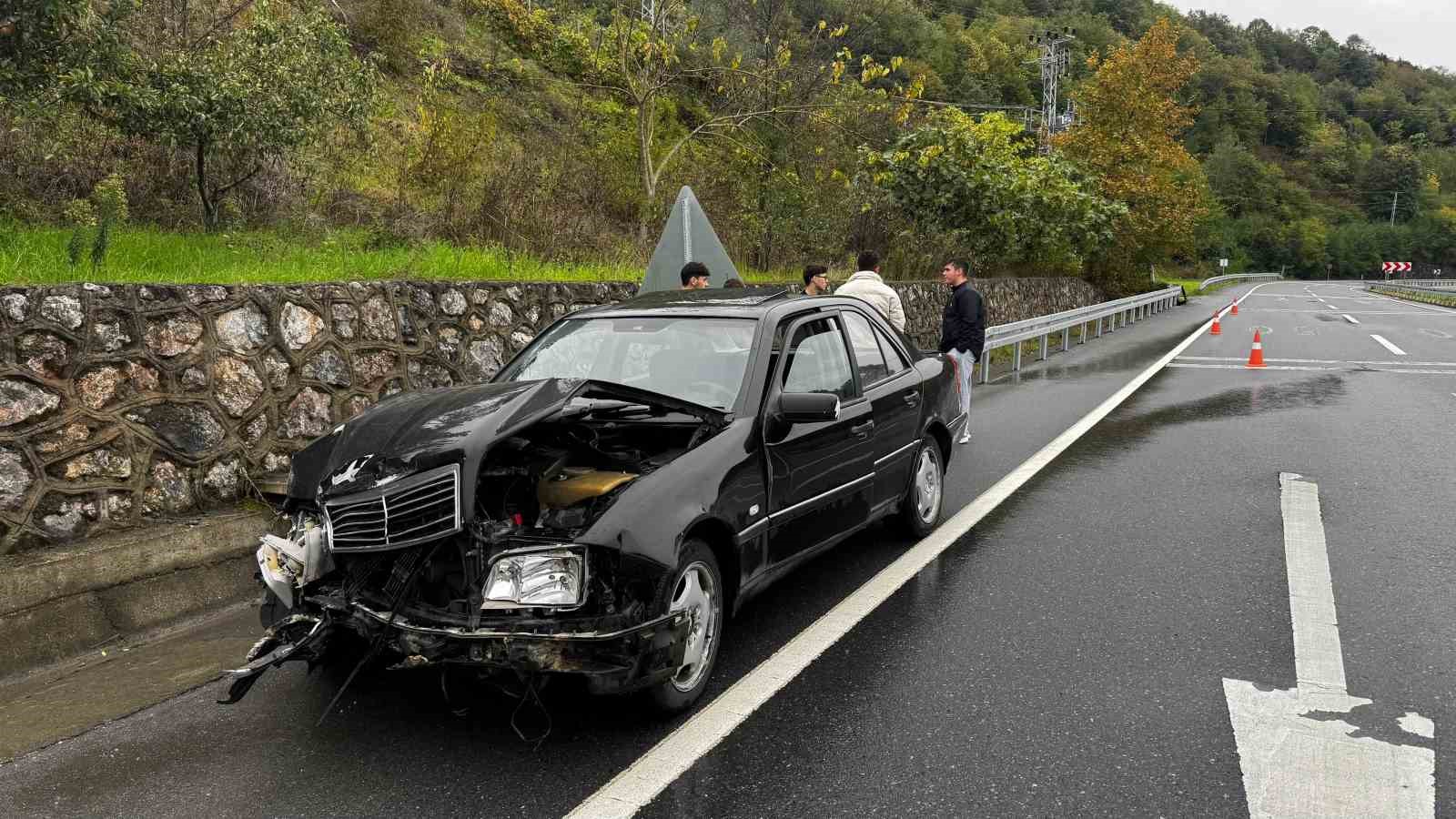 kontrolden-cikan-otomobil-bariyere-carparak-durabildi